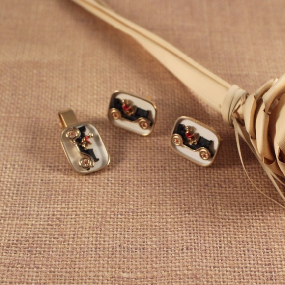 Swank Gold Tone Antique Car Tie clasp and Cuff links - Vintage 1960s - Picture 3 of 9